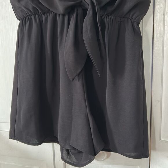 She + Sky Black Drop Shoulder Tie Front Woven Romper - Size L - Picture 6 of 9